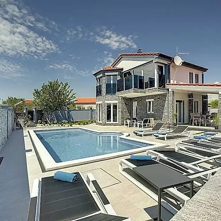 In Near With Pool Fažana