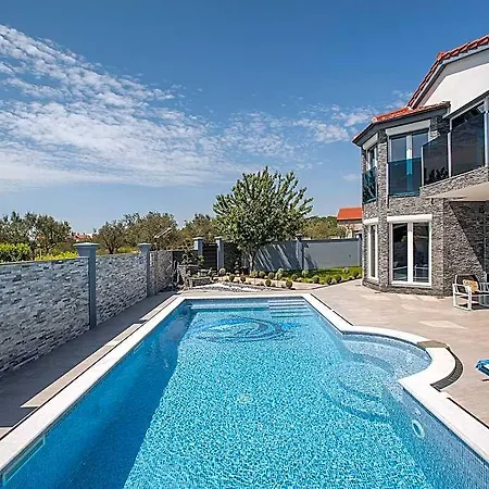 Szálloda In Near With Pool