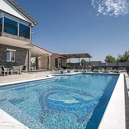 In Near With Pool Fažana