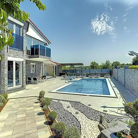 In Near With Pool 4* Fažana